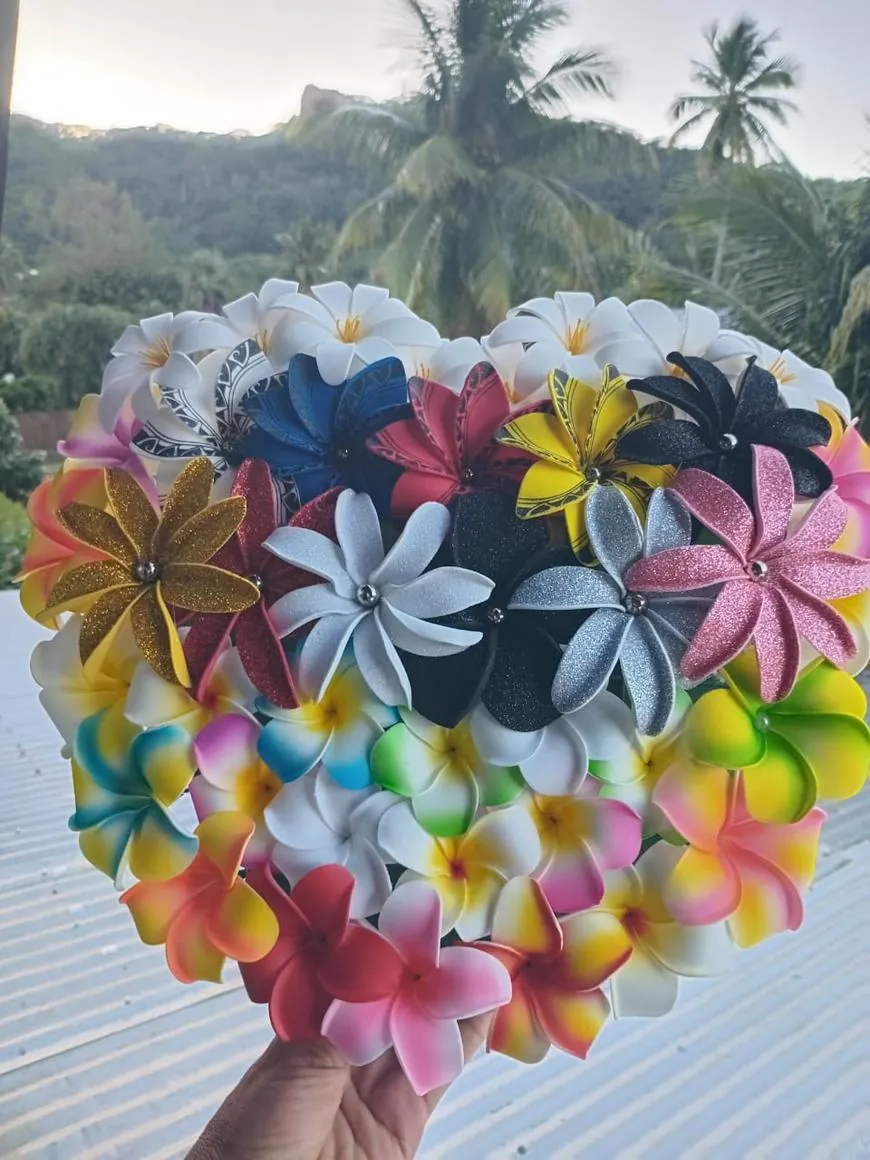 Bouquet sur présentoir en cœur, fleurs multicolores
